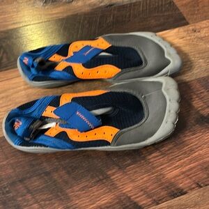 Newtz toe water shoes size 2/3